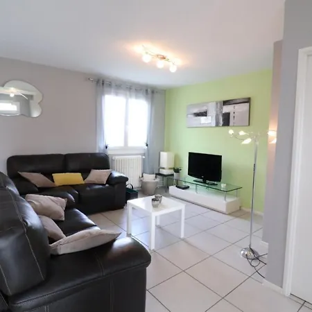Maison Renovee Avec Jardin Pres D'aurillac, Ideale Pour Famille Et Ski. - Fr-1-742-143 *