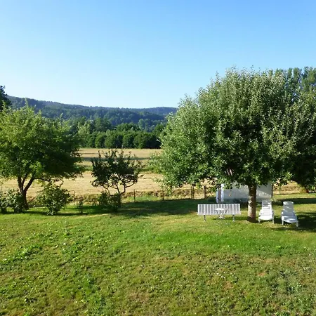 Maison Renovee Avec Jardin Pres D'aurillac, Ideale Pour Famille Et Ski. - Fr-1-742-143